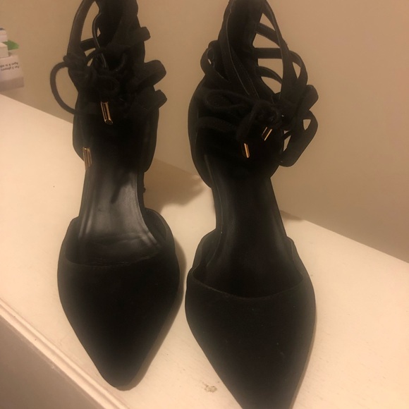 Black heels that tie around the ankles - Picture 1 of 4
